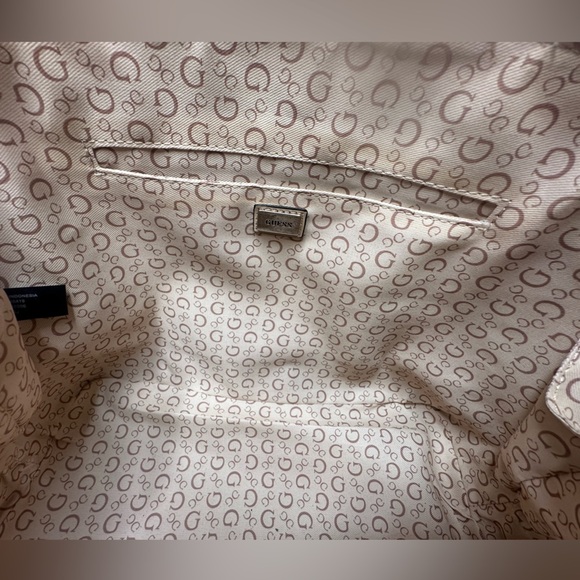 GUESS purse with a removable shoulder strap. - Picture 8 of 12